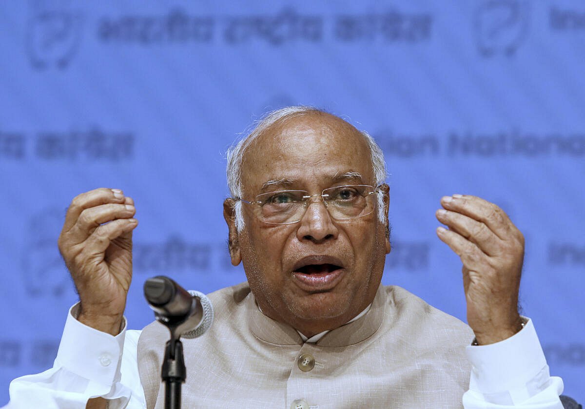 ಚುನಾವಣಾ ಆಯೋಗ ಮತಕಳ್ಳರ ರಕ್ಷಣೆಗೆ ‘ಕಲ್ಲಿನ ಗೋಡೆ‘ ನಿರ್ಮಿಸಿದೆ: ಖರ್ಗೆ ಆರೋಪ