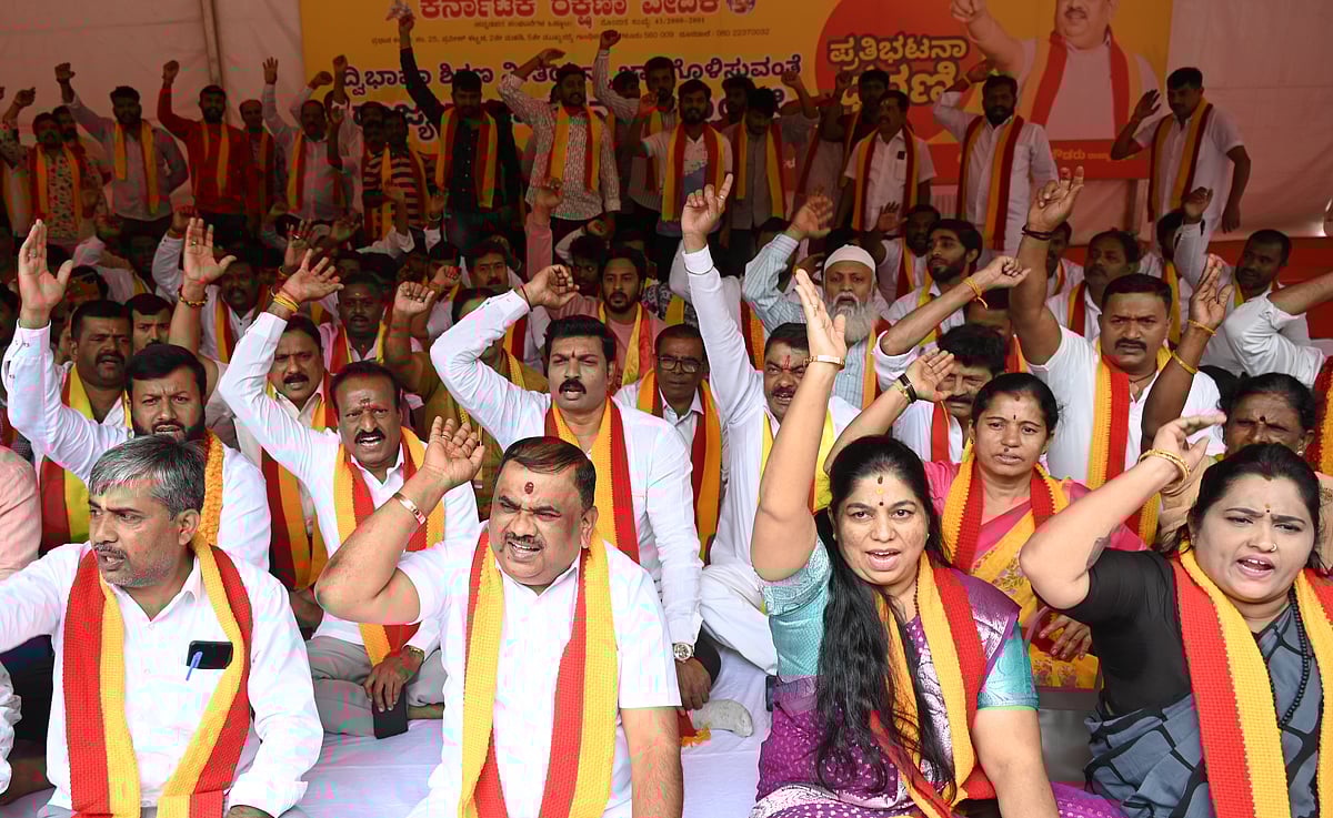 ದ್ವಿಭಾಷಾ ನೀತಿ ಜಾರಿಗೆ ಆಗ್ರಹ: ಕರವೇ ನೇತೃತ್ವದಲ್ಲಿ ಪ್ರತಿಭಟನೆ