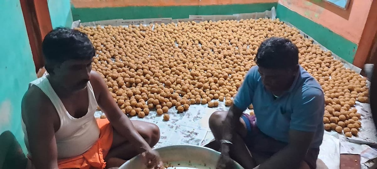 ಲಕ್ಷ್ಮಿ ವೆಂಕಟರಮಣ ಸ್ವಾಮಿ ದೇವಾಲಯದ ಪ್ರಸಾದಕ್ಕೆ 10 ಸಾವಿರ ಲಡ್ಡು ತಯಾರು