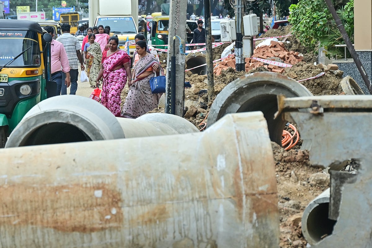 ಶೇಷಾದ್ರಿಪುರದ ಪ್ಲಾಟ್‌ಫಾರಂ ರಸ್ತೆ: ಅಗೆದ ಪಾದಚಾರಿ ಮಾರ್ಗ, ಕಿರಿದಾದ ರಸ್ತೆ!