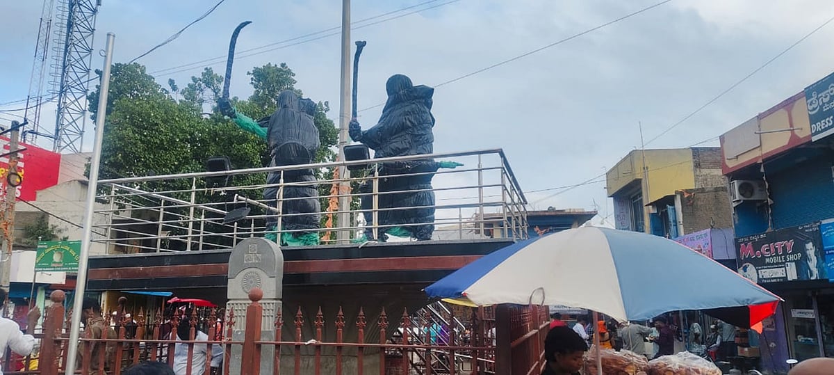 ಮುಧೋಳ | ಅನಾವರಣಗೊಳ್ಳದ ಜಡಗಣ್ಣ–ಬಾಲಣ್ಣ ಮೂರ್ತಿ: ಜನರ ಅಸಮಾಧಾನ