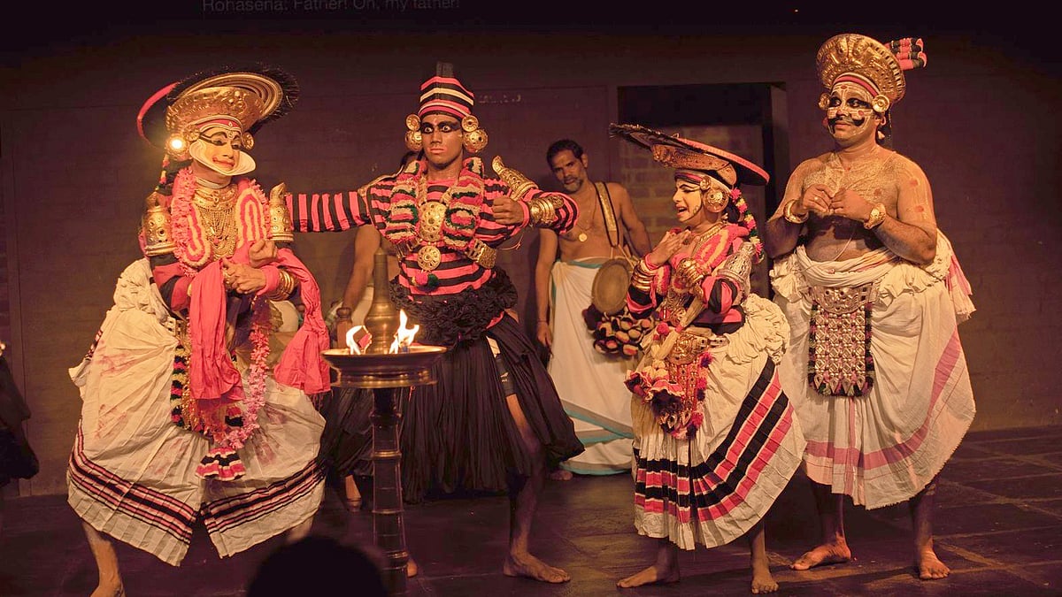 ಬೆಂಗಳೂರಿನಲ್ಲಿ ಮೃಚ್ಛಕಟಿಕಂ ನಾಟಕ: ಕುಡಿಯಾಟ್ಟಂನಲ್ಲಿ ಕಂಗೊಳಿಸಿದ ಮೃಚ್ಛಕಟಿಕಂ