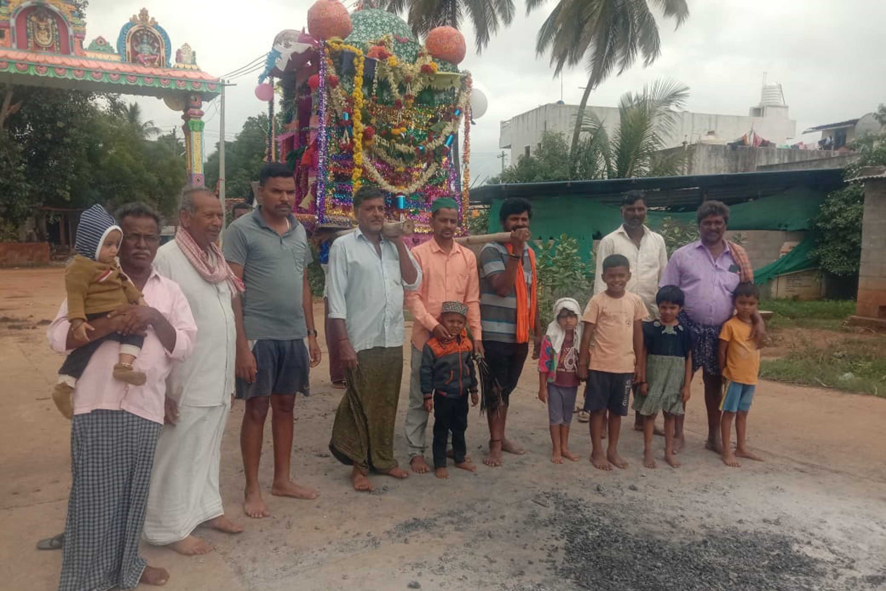 ನ್ಯಾಮತಿ ತಾಲ್ಲೂಕಿನ ಫಲವನಹಳ್ಳಿಯಲ್ಲಿ ಅಲಾಬಿ ದೇವರ (ತಾಬೂತಿನ) ಮೆರವಣಿಗೆಯನ್ನು ಹಿಂದೂಗಳು ಹೊತ್ತು ಸಂಭ್ರಮಿಸಿದರು