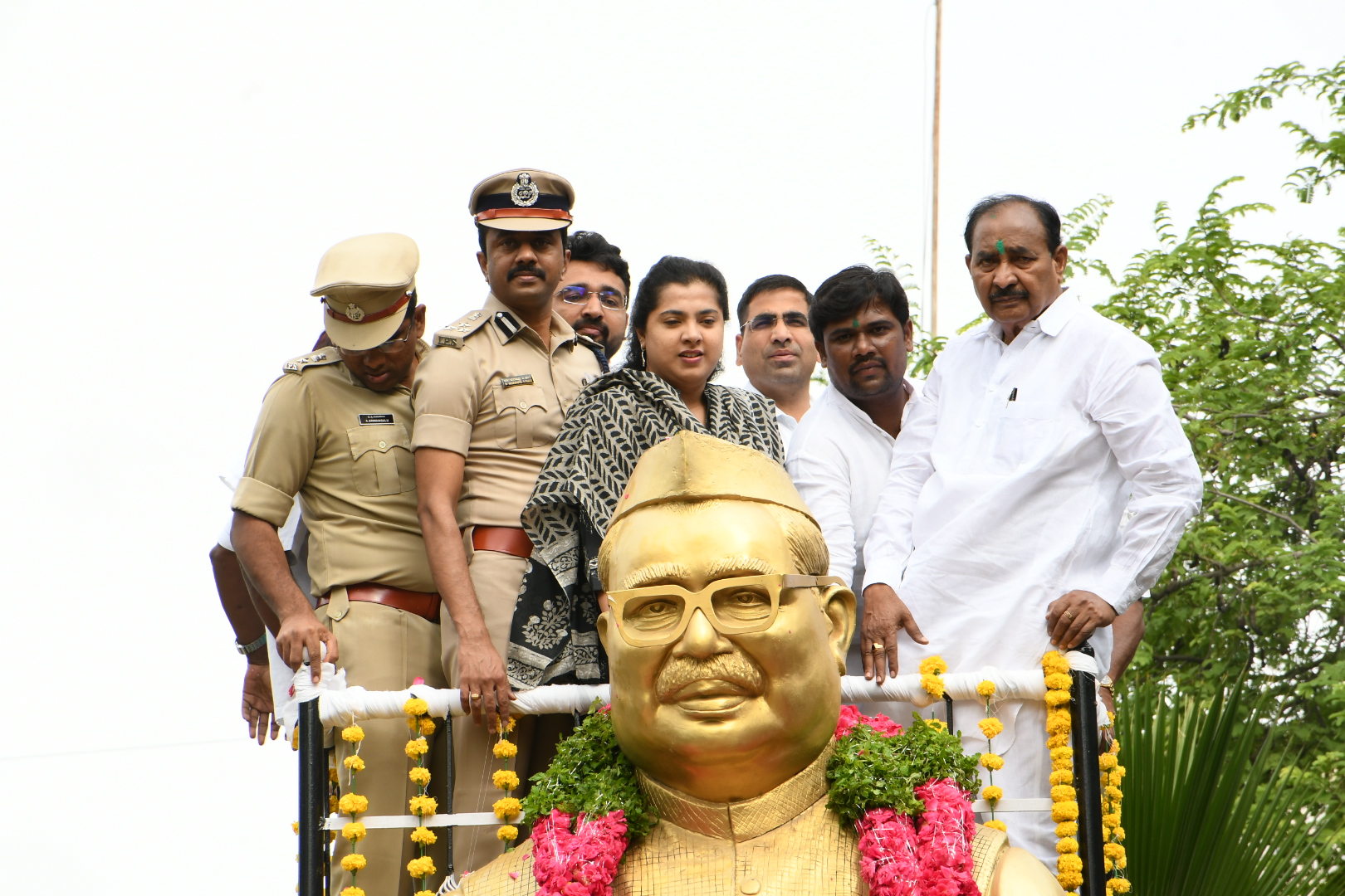 ಬಾಬು ಜಗಜೀವನ ರಾಂ ಅವರ 39ನೇ ಪಣ್ಯಸ್ಮರಣೆ ಅಂಗವಾಗಿ ಕಲಬುರಗಿ ನಗರದಲ್ಲಿರುವ ಅವರ ಪ್ರತಿಮೆಗೆ ಶಾಸಕ ಅಲ್ಲಮಪ್ರಭು ಪಾಟೀಲ ಸೇರಿದಂತೆ ಅಧಿಕಾರಿಗಳು ಮಾಲಾರ್ಪಣೆ ಮಾಡಿದರು