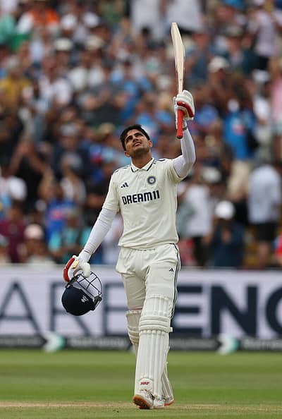 ಸುನಿಲ್ ಗವಾಸ್ಕರ್ ಹಾಗೂ ವಿರಾಟ್‌ ಕೊಹ್ಲಿ ಅವರ ಬಳಿಕ, ಟೆಸ್ಟ್ ಪಂದ್ಯದ ಎರಡೂ ಇನಿಂಗ್ಸ್‌ಗಳಲ್ಲಿ ಶತಕ ಗಳಿಸಿದ ಭಾರತೀಯ ನಾಯಕ  ಎನಿಸಿದ್ದಾರೆ.