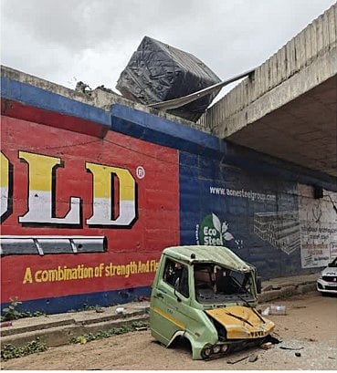 ಬೆಂಗಳೂರು | ರಸ್ತೆ ವಿಭಜಕಕ್ಕೆ ಡಿಕ್ಕಿ: ಟೆಂಪೊ ಎರಡು ತುಂಡು, ಮೂವರಿಗೆ ಗಾಯ