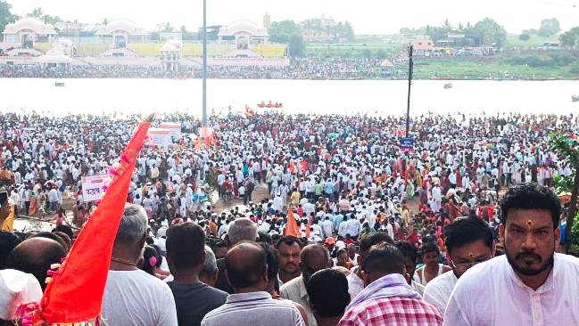ಆಷಾಢ ಏಕಾದಶಿ ಪ್ರಯುಕ್ತ ಪಂಢರಪುರದದಲ್ಲಿ ಭಾನುವಾರ ಚಂದ್ರಭಾಗಾ ನದಿಯಲ್ಲಿ ಲಕ್ಷಾಂತರ ಭಕ್ತರು ಪುಣ್ಯಸ್ನಾನ ಮಾಡಿದರು