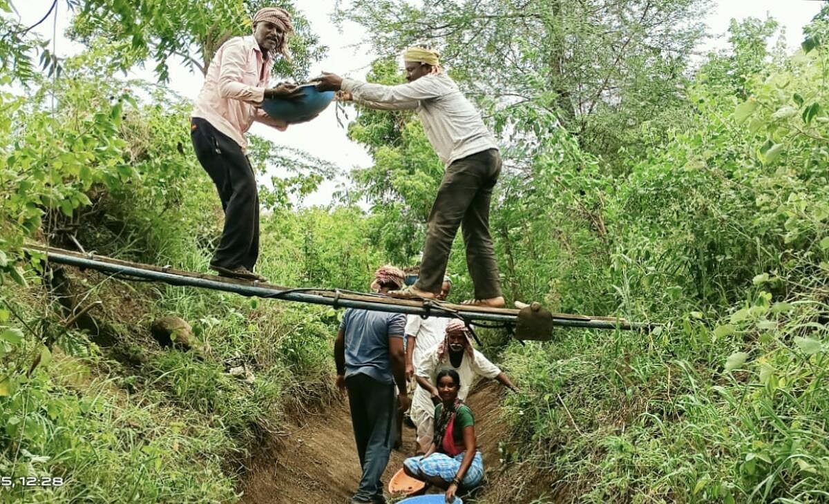 ಮರೆಯಾದ ಕಾಲುವೆಗೆ ರೈತರಿಂದ ಕಾಯಕಲ್ಪ!
