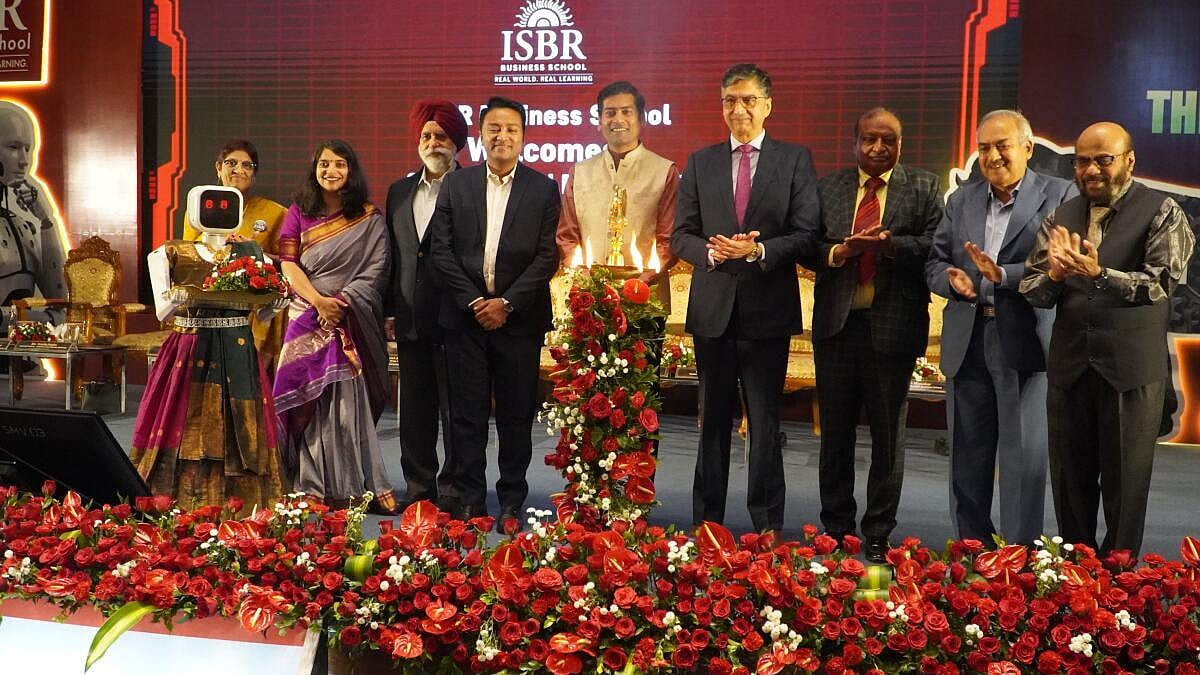 ಆನೇಕಲ್: ಸೀರೆಯುಟ್ಟ ರೋಬೊ; ಗುಲಾಬಿ ನೀಡಿ ಸ್ವಾಗತ