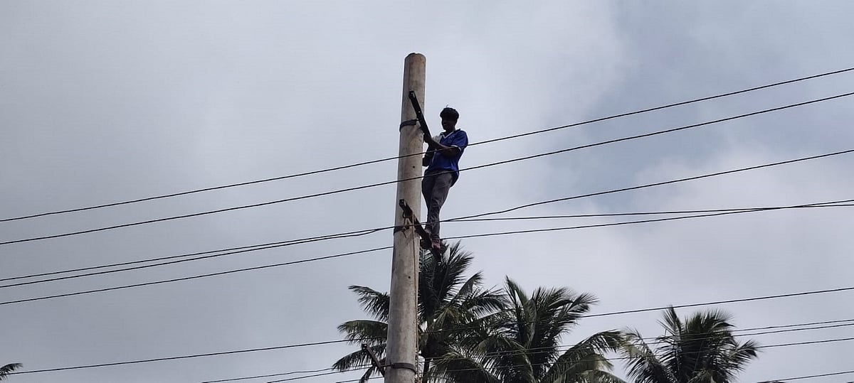 ಸುಂಟಿಕೊಪ್ಪ: ಸುರಿಯುವ ಮಳೆಯಲ್ಲಿ ಸೆಸ್ಕ್ ಸಿಬ್ಬಂದಿ ಹರಸಾಹಸ