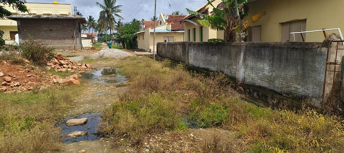 ಮೂಖಹಳ್ಳಿ: ದುರ್ವಾಸನೆಯಲ್ಲಿ ಪಾಠ ಕೇಳುವ ದುಸ್ಥಿತಿ