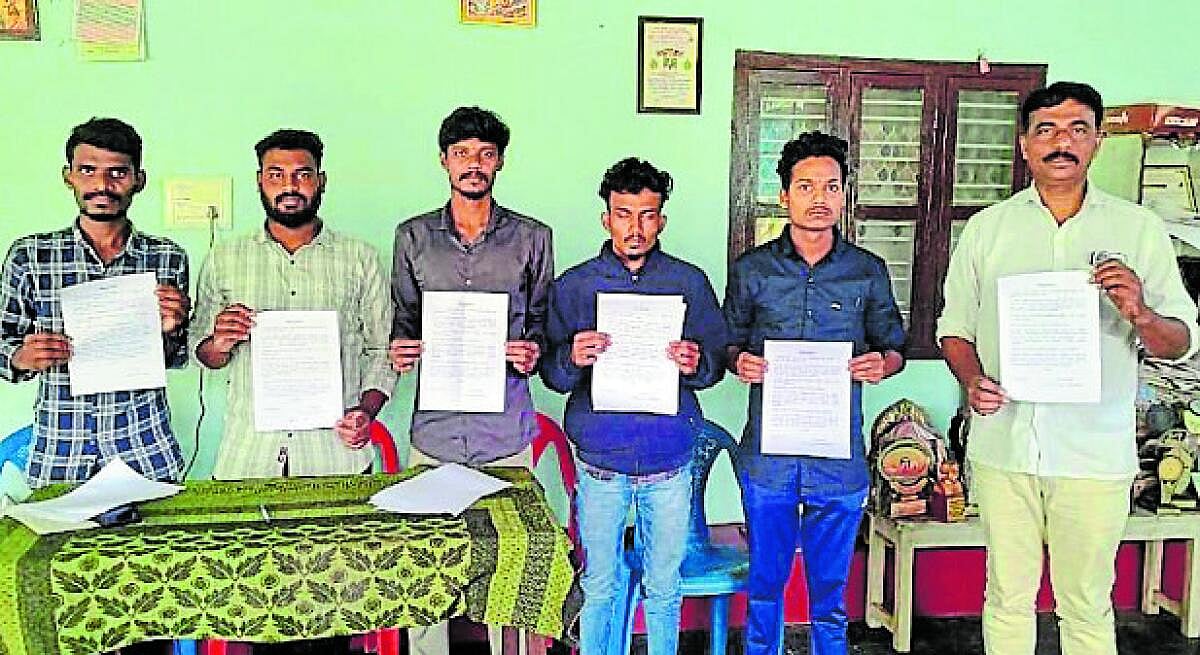  ಬಾಳೆಹೊನ್ನೂರು | ಮೊರಾರ್ಜಿ ಶಾಲೆಯಲ್ಲಿ ಬಾಲಕಿ ಸಾವು: ತನಿಖೆಗೆ ಆಗ್ರಹ
