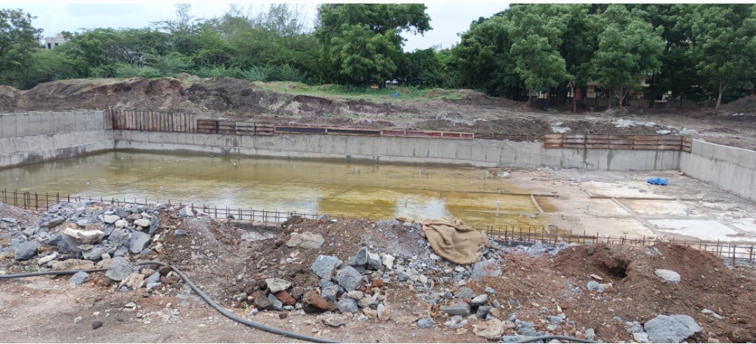 ಪ್ರಗತಿಯಲ್ಲಿರುವ ಕಳಪೆ ಗುಣಮಟ್ಟದ ಈಜುಕೊಳ ಕಾಮಗಾರಿ