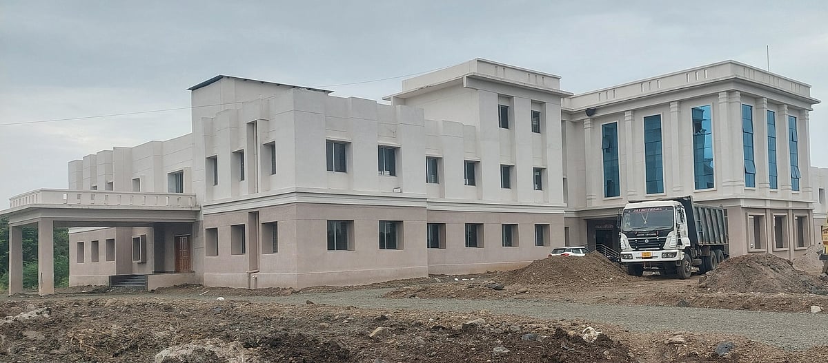  ಹೊರಗೆ ಥಳುಕು ಒಳಗೆ ಹುಳುಕು: ಇದು ಚಿಂಚೋಳಿಯ ಪ್ರಜಾಸೌಧದ ವ್ಯಥೆ
