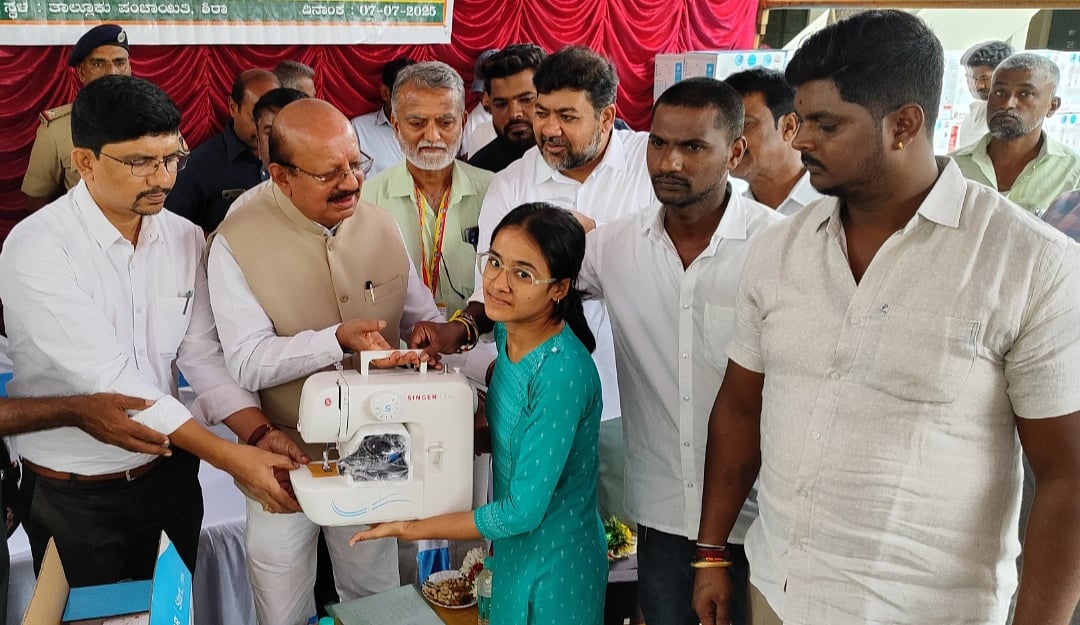 ಅಂಗವಿಕಲರಿಗೆ ಹೊಲಿಗೆ ಯಂತ್ರ, ತ್ರಿಚಕ್ರ ವಾಹನ ವಿತರಣೆ 