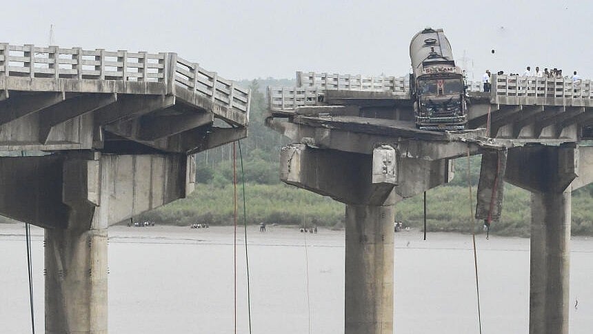 ಗುಜರಾತ್‌ನ ವಡೋದರಾದಲ್ಲಿ ಸೇತುವೆ ಕುಸಿತ: 10 ಜನರ ಸಾವು