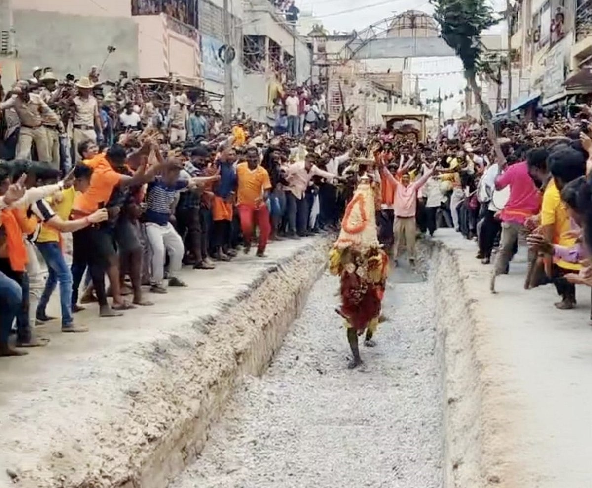 ರಾಮನಗರ | ಬನ್ನಿ ಮಹಾಂಕಾಳಿ ಕರಗ ಮಹೋತ್ಸವ: ಗಮನ ಸೆಳೆದ ಕೊಂಡೋತ್ಸವ