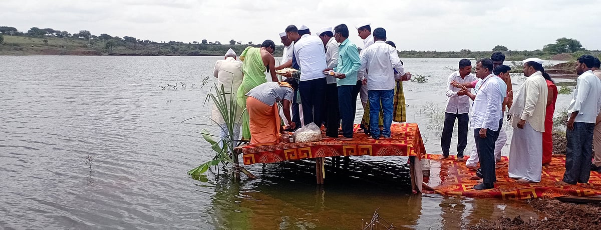 ತುಂಬಿದ ಹೊರ್ತಿ ಕೆರೆಗೆ ಬಾಗಿನ ಅರ್ಪಣೆ