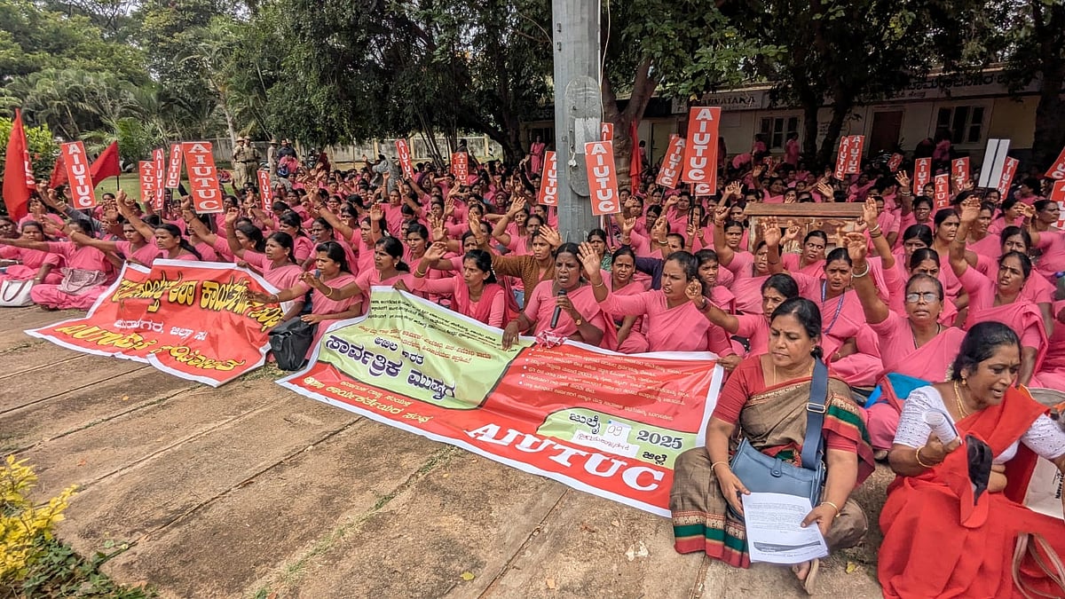 ಚಾಮರಾಜನಗರ: ಕನಿಷ್ಠ ವೇತನ, ಪಿಂಚಣಿಗೆ ಒತ್ತಾಯ