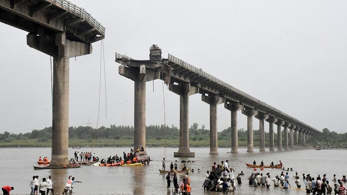ವಡೋದರಾ ಸೇತುವೆ ಕುಸಿತ ಪ್ರಕರಣ: ಬಿದ್ದ ವಾಹನಗಳೆಷ್ಟು..? ಬದುಕಿದವರೆಷ್ಟು..?