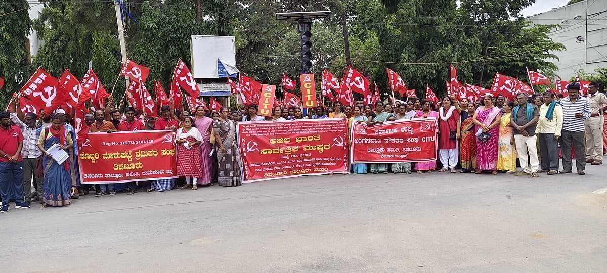 ತಿಪಟೂರು: ₹26 ಸಾವಿರ ಕನಿಷ್ಠ ವೇತನಕ್ಕೆ ಅಂಗನವಾಡಿ ಕಾರ್ಯಕರ್ತೆಯರ ಒತ್ತಾಯ