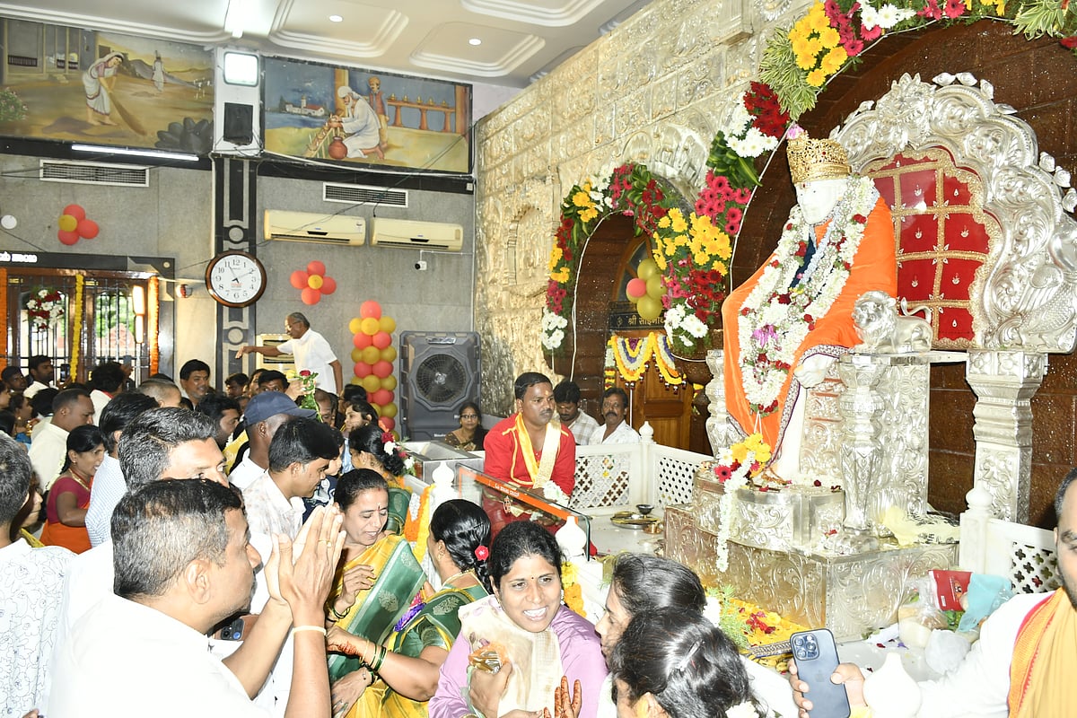 ಬಳ್ಳಾರಿ: ಗುರುವಿಗೆ ನಮಿಸಿ ಭಕ್ತಿ ಭಾವ ಮೆರೆದ ಜನ