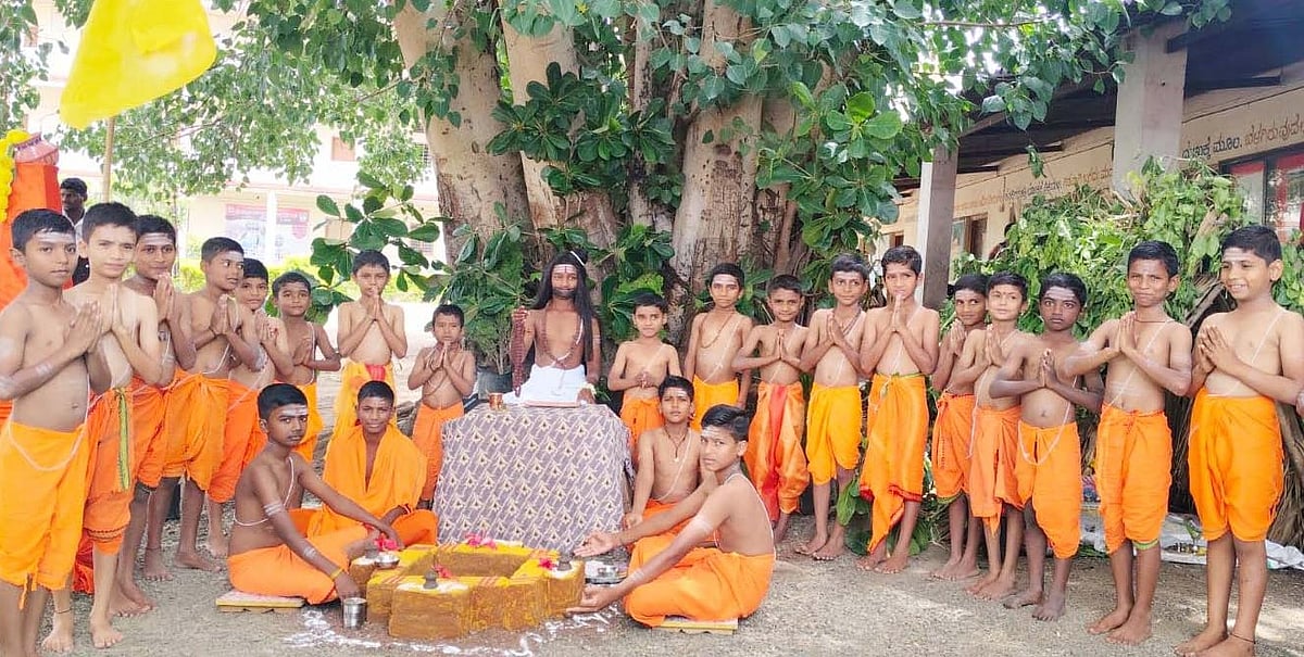 ಮೂಡಲಗಿ: ಗುರುಕುಲ ರೂಪಕದಲ್ಲಿ ‘ಗುರುಪೂರ್ಣಿಮೆ’ ಆಚರಣೆ 