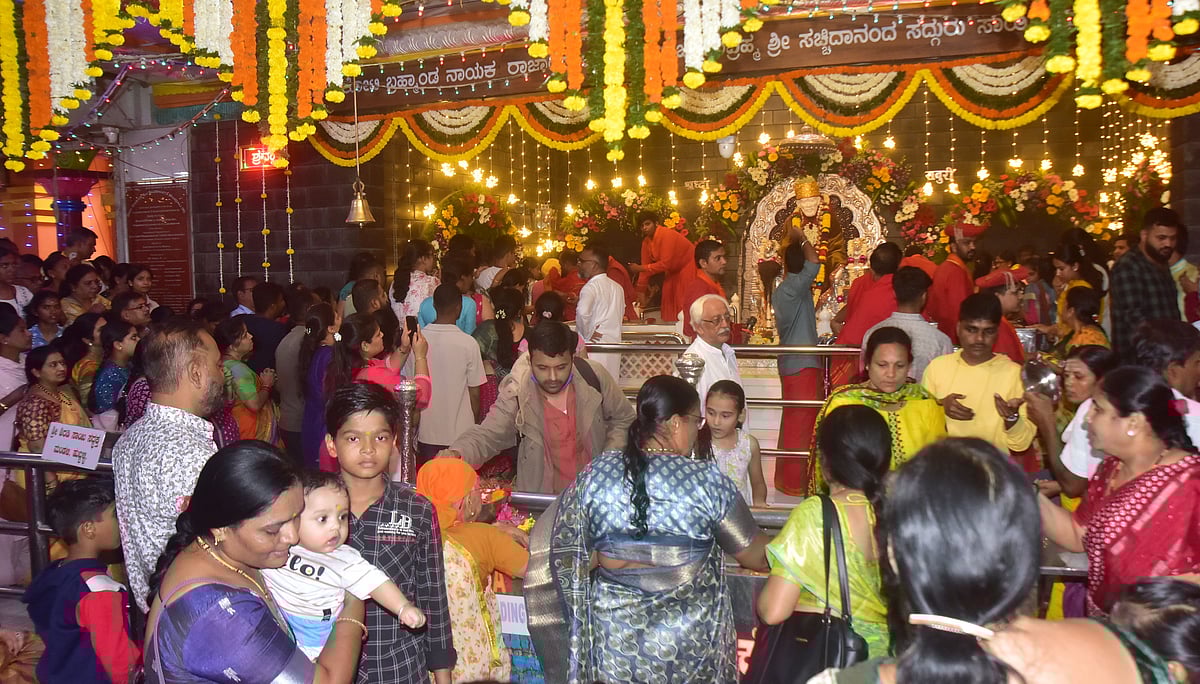 ಗುರು ಪೂರ್ಣಿಮೆ: ಗುರು–ದೇವರ ಸ್ಮರಣೆಯಲ್ಲಿ ಮಿಂದೆದ್ದ ಜನ