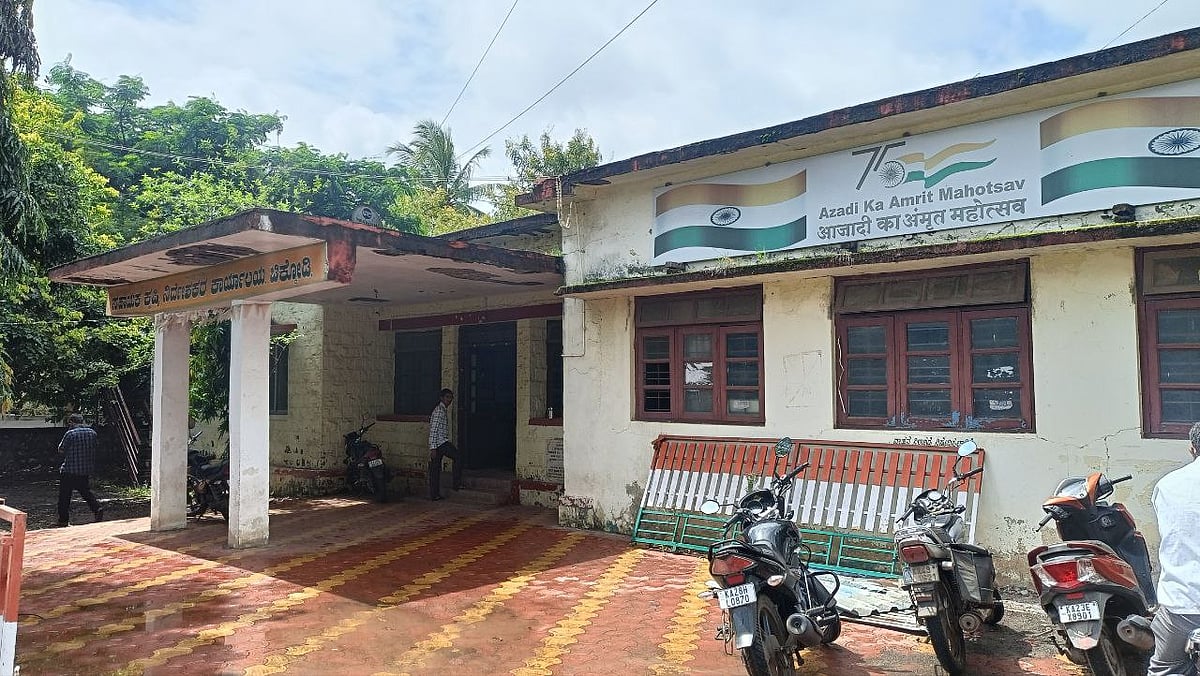 ಚಿಕ್ಕೋಡಿ: ಕುಸಿದ ಸರ್ಕಾರಿ ಕಟ್ಟಡ, ಜೀವ ಭಯದಲ್ಲೇ ಕೆಲಸ