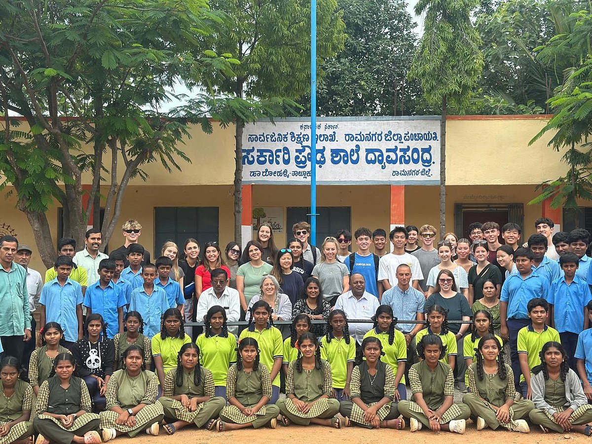 ಹಾರೋಹಳ್ಳಿ: ದ್ಯಾವಸಂದ್ರ ಶಾಲೆಗೆ ಕೆನಡಾ ವಿದ್ಯಾರ್ಥಿಗಳ ಭೇಟಿ 