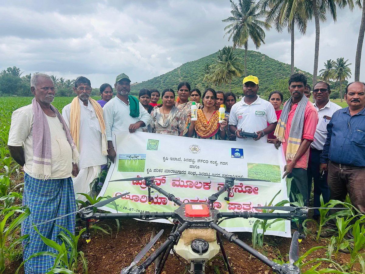 ಶಿರಹಟ್ಟಿ: ನ್ಯಾನೊ ಯೂರಿಯಾ ಸಿಂಪಡಣೆ ಪ್ರಾತ್ಯಕ್ಷಿಕೆ