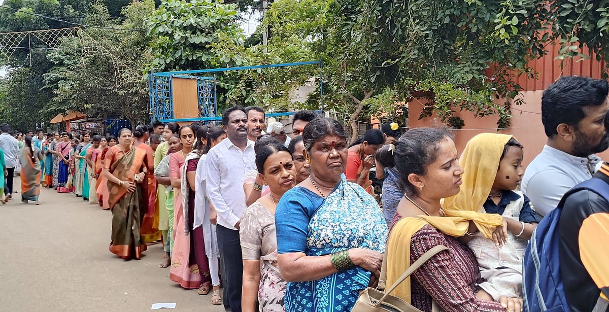 ಶಿರಡಿ ಸಾಯಿಬಾಬಾ 
ದೇಗುಲದಲ್ಲಿ ಭಕ್ತರ ದಂಡು