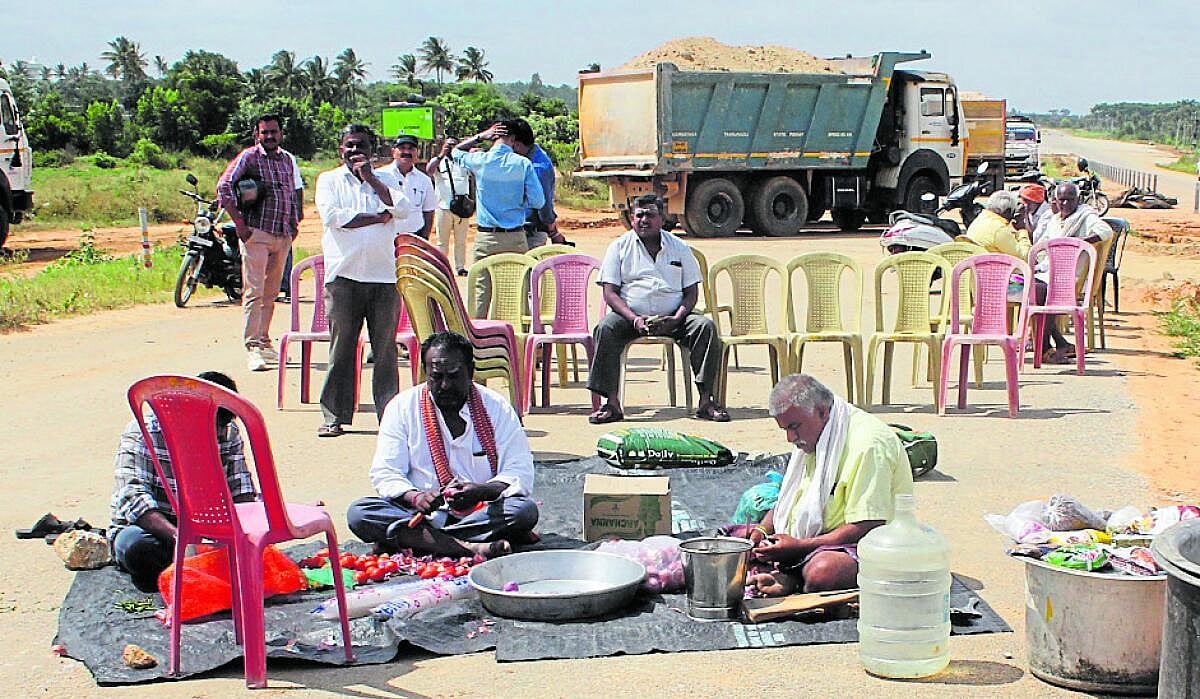 ಮೇಡಹಳ್ಳಿ: ಕೆಳಸೇತುವೆ ನಿರ್ಮಾಣಕ್ಕೆ ಒತ್ತಾಯ