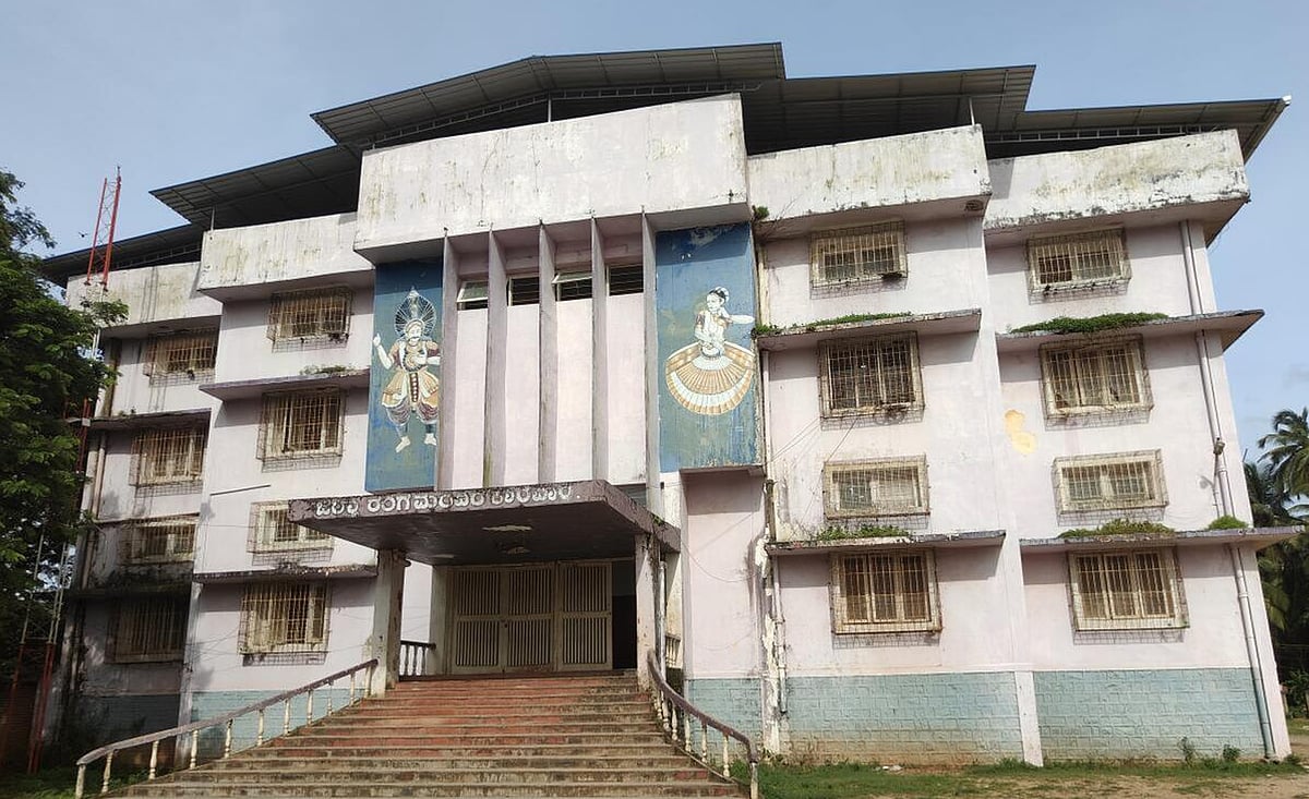 ಕಾರವಾರ: ಕಲಾವಿದರಿಂದ ದೂರವಾದ ‘ರಂಗಮಂದಿರ’