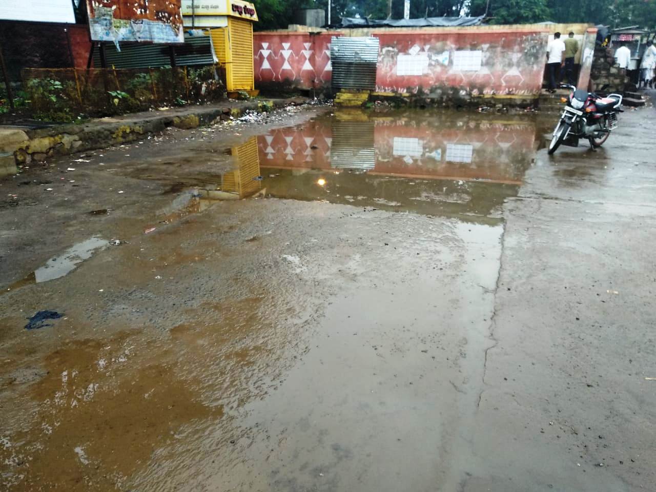 ಜಮಖಂಡಿ ನಗರದ ಬಸ್ ನಿಲ್ದಾಣದಲ್ಲಿ ಶೌಚಾಲಯಕ್ಕೆ ಹೋಗುವ ದಾರಿಯಲ್ಲಿ ಹೋಗಲೂ ಬಾರದಂತಿದೆ