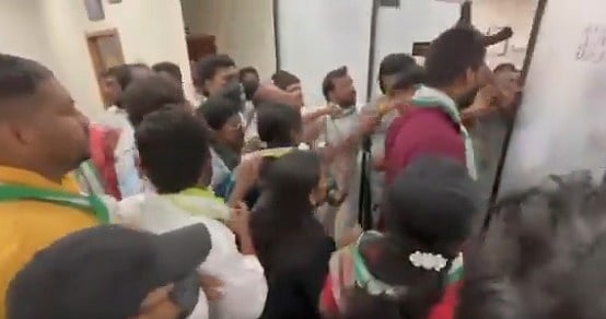 ಕವಿತಾ ವಿರುದ್ಧ ಹೇಳಿಕೆ | MLC ಮಲ್ಲಣ್ಣ ಕಚೇರಿಗೆ ಮುತ್ತಿಗೆ: ಗಾಳಿಯಲ್ಲಿ ಗುಂಡು