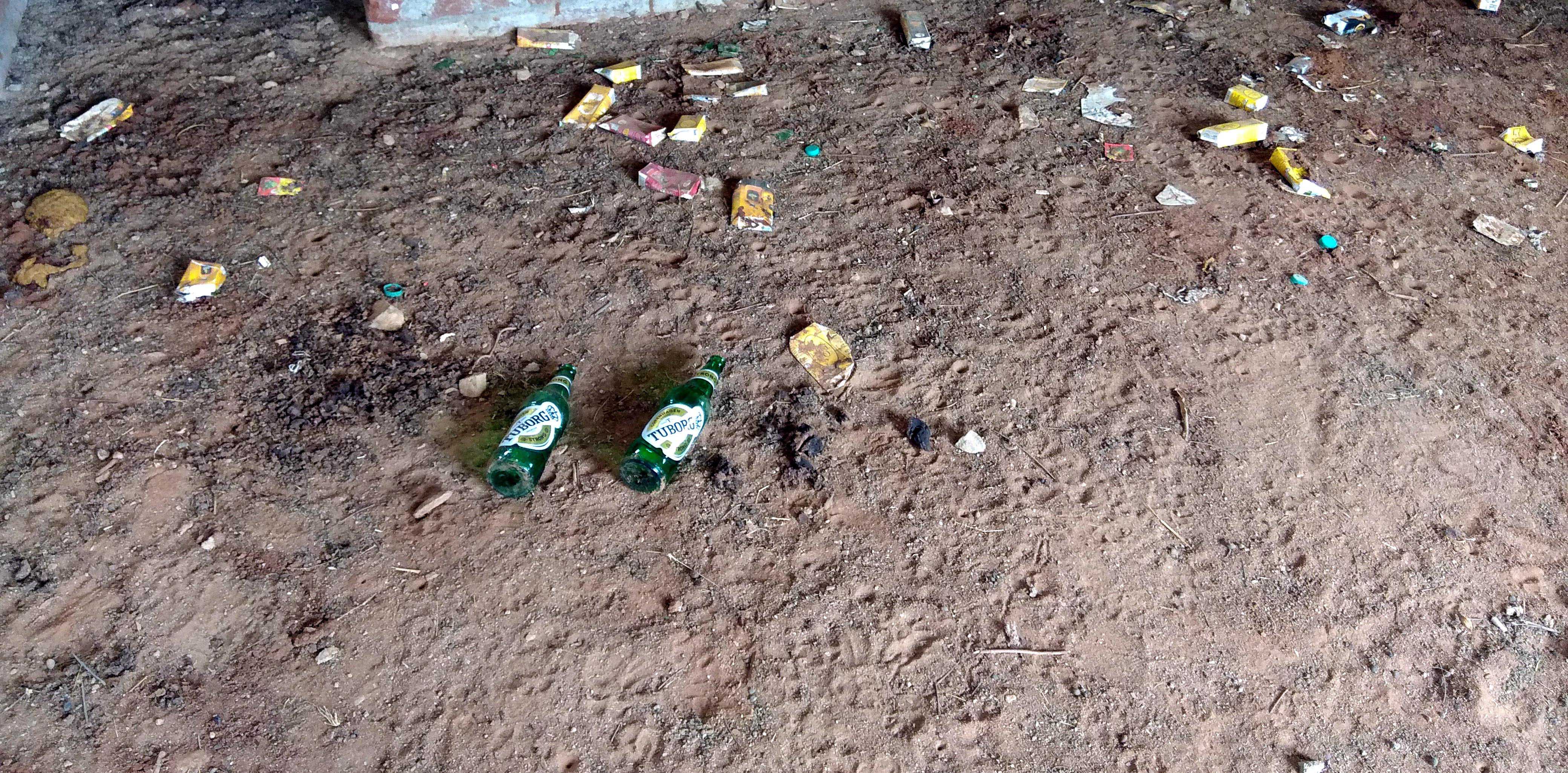ಈಜುಕೊಳ ಕಟ್ಟಡದ ಒಳಭಾಗದಲ್ಲಿ ಮದ್ಯದ ಬಾಟಲ್‌ಗಳು