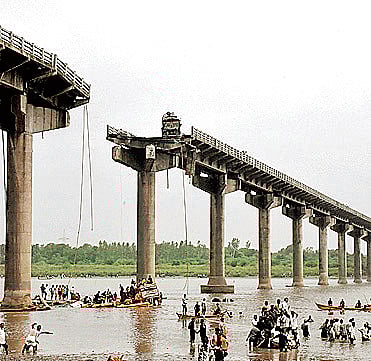 ಸಂಪಾದಕೀಯ | ಗುಜರಾತ್‌ನಲ್ಲಿ ಸೇತುವೆ ಕುಸಿತ; ವ್ಯವಸ್ಥೆಯ ಕುಸಿತದ ಸಂಕೇತವೆ? 