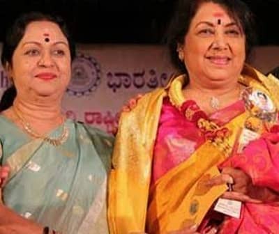 ದಿವಗಂತ ವೈಜಯಂತಿ ಅವರೊಂದಿಗೆ ವೇದಿಕೆಯೊಂದರ ಕಾರ್ಯಕ್ರಮದಲ್ಲಿ  ಕಾಣಿಸಿಕೊಂಡಿದ್ದ  ಬಿ.ಸರೋಜಾ ದೇವಿ.