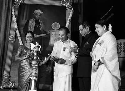ಬೆಂಗಳೂರಿನ ರವೀಂದ್ರ ಕಲಾಕ್ಷೇತ್ರದಲ್ಲಿ ನಡೆದ ಕಾರ್ಯಕ್ರಮದಲ್ಲಿ ಡಾ.ರಾಜ್‌ಕುಮಾರ್‌ ಅವರೊಂದಿಗದ್ದ ಸರೋಜಾದೇವಿ ಅವರು. ಎಸ್‌.ಎಂ ಕೃಷ್ಣ, ಪಂಡರೀಬಾಯಿ ಅವರು ಉಪಸ್ಥಿತರಿದ್ದರು