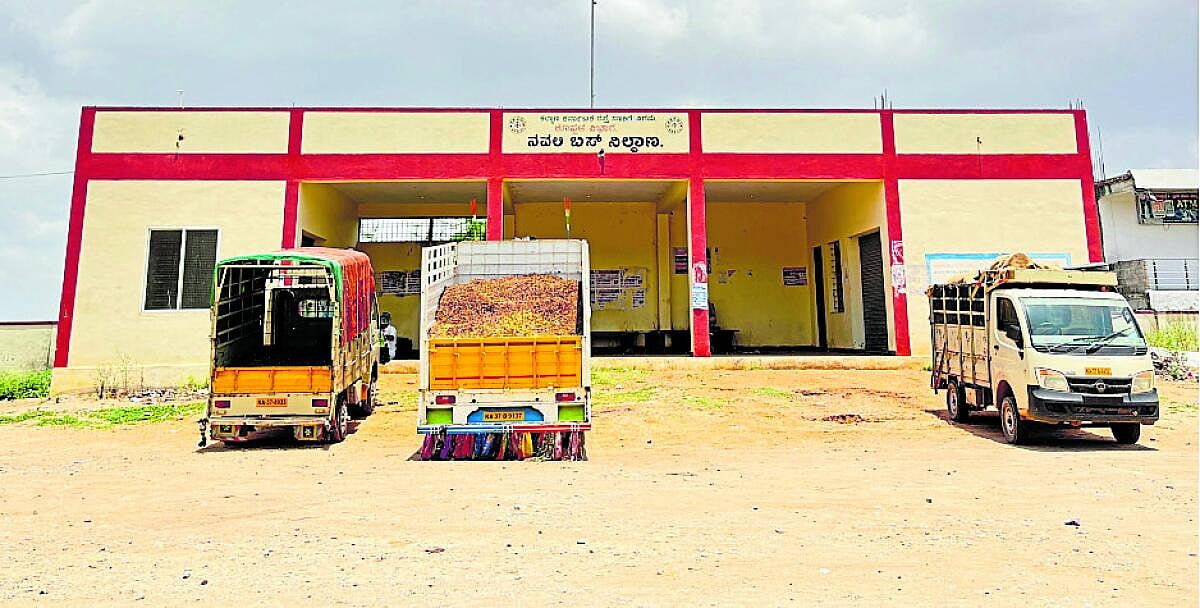 ಕನಕಗಿರಿ: ಖಾಸಗಿಯವರ ಅಡ್ಡೆಯಾದ ಬಸ್ ನಿಲ್ದಾಣ