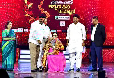 ಪ್ರಜಾವಾಣಿ ಕನ್ನಡ ಸಿನಿ ಸಮ್ಮಾನ ಕಾರ್ಯಕ್ರಮದಲ್ಲಿ ಬಹುಭಾಷಾ ನಟಿ ಬಿ. ಸರೋಜಾದೇವಿ ಅವರಿಗೆ ಜೀವಮಾನದ ಸಾಧನೆ ಪ್ರಶಸ್ತಿ ಪ್ರದಾನ ಮಾಡಲಾಗಿತ್ತು