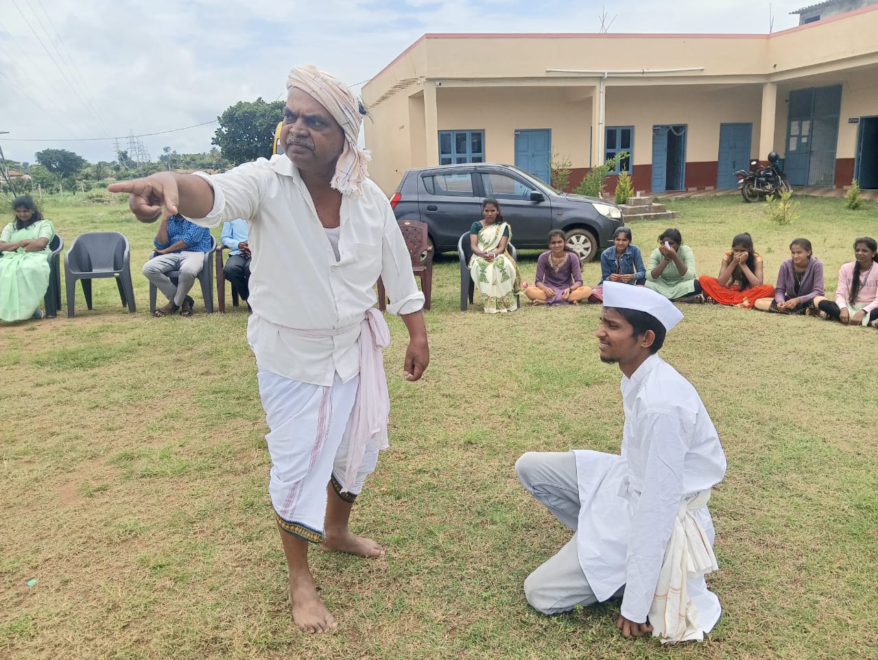 ಪಿರಿಯಾಪಟ್ಟಣ ತಾಲ್ಲೂಕಿನ ಬೆಟ್ಟದಪುರ ಅನಿಕೇತನ ಪಿಯು ಕಾಲೇಜಿನ ವಿದ್ಯಾರ್ಥಿಗಳೊಂದಿಗೆ ಶಿಶುನಾಳ ಶರೀಫ ನಾಟಕದಲ್ಲಿ ಭರಮಣ್ಣ ಬೆಟಗೇರಿ