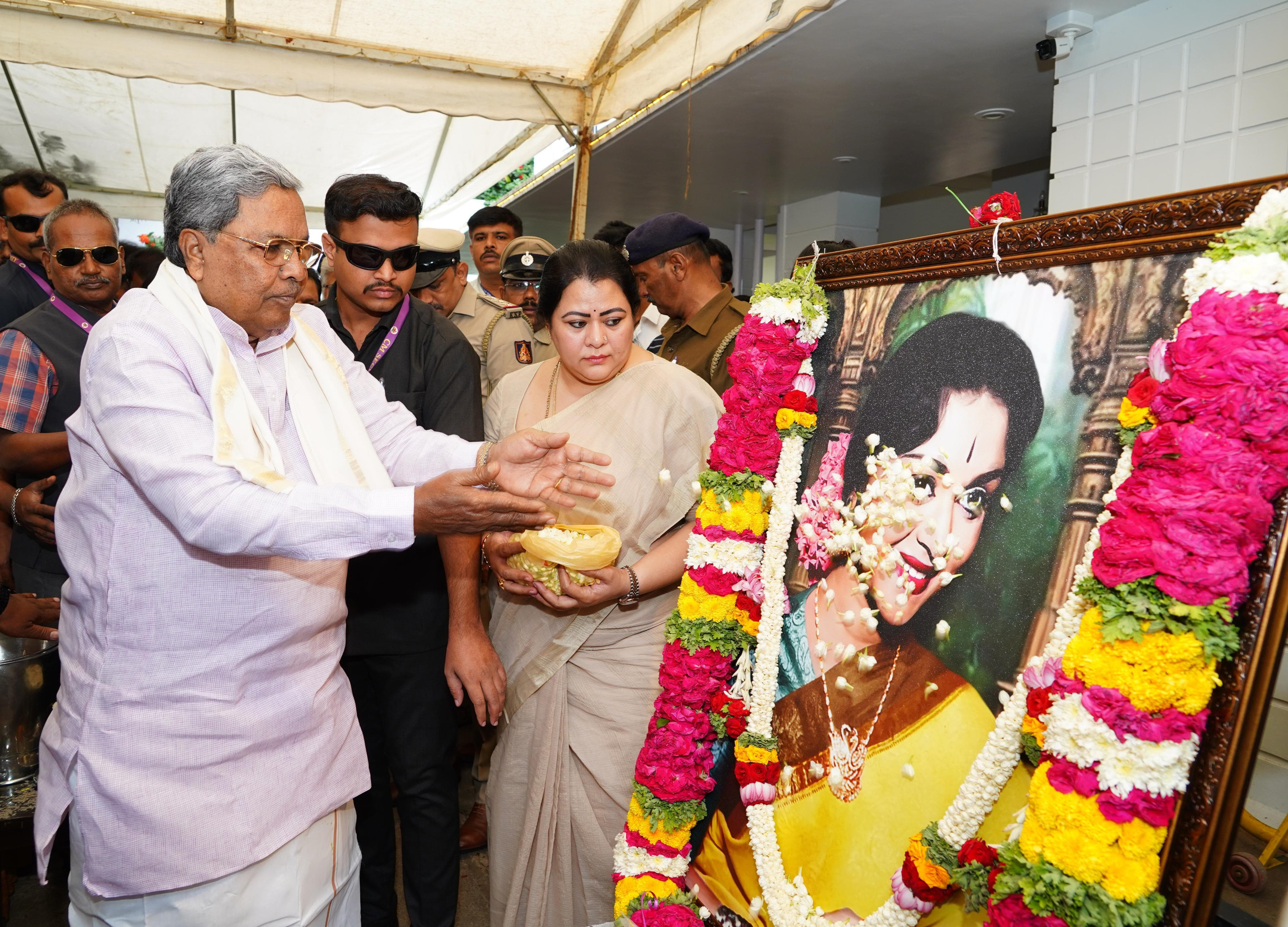 ನಟಿ ಬಿ.ಸರೋಜಾದೇವಿ ಅವರ ಪ್ರಾರ್ಥಿವ ಶರೀರಕ್ಕೆ ಮುಖ್ಯಮಂತ್ರಿ ಸಿದ್ದರಾಮಯ್ಯ ಅಂತಿಮ ನಮನ ಸಲ್ಲಿಸಿದರು.