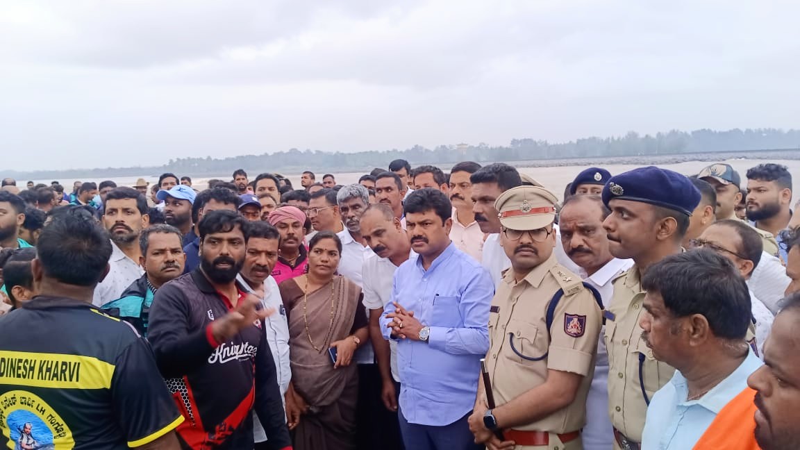ಗಂಗೊಳ್ಳಿ ಮೀನುಗಾರಿಕಾ ದೋಣಿ ದುರಂತ ಸ್ಥಳಕ್ಕೆ ಮಂಗಳವಾರ ಸಂಜೆ ಭೇಟಿ ನೀಡಿದ ಸಂಸದರಾದ ಬಿ.ವೈ.ರಾಘವೇಂದ್ರ ಹಾಗೂ ಕೋಟ ಶ್ರೀನಿವಾಸ ಪೂಜಾರಿ ಅವರು ಸ್ಥಳೀಯರೊಂದಿಗೆ ಮಾತುಕತೆ ನಡೆಸಿದರು