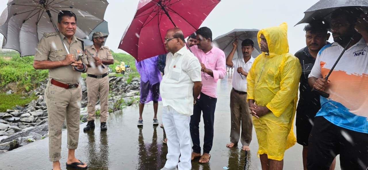 ಗಂಗೊಳ್ಳಿ ಮೀನುಗಾರಿಕಾ ದೋಣಿ ದುರಂತ ಸ್ಥಳಕ್ಕೆ ಭೇಟಿ ನೀಡಿದ ಮಾಜಿ ಶಾಸಕ ಕೆ.ಗೋಪಾಲ ಪೂಜಾರಿ ಅವರು ಅಧಿಕಾರಿಗಳೊಂದಿಗೆ ಮಾತುಕತೆ ನಡೆಸಿದರು