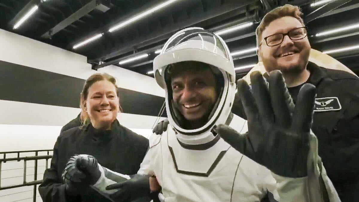 Shubhanshu Shukla Return: ನೌಕೆಯಿಂದ ನಗುಮೊಗದಿಂದ ಹೊರಬಂದ ಭಾರತದ ಗಗನಯಾನಿ