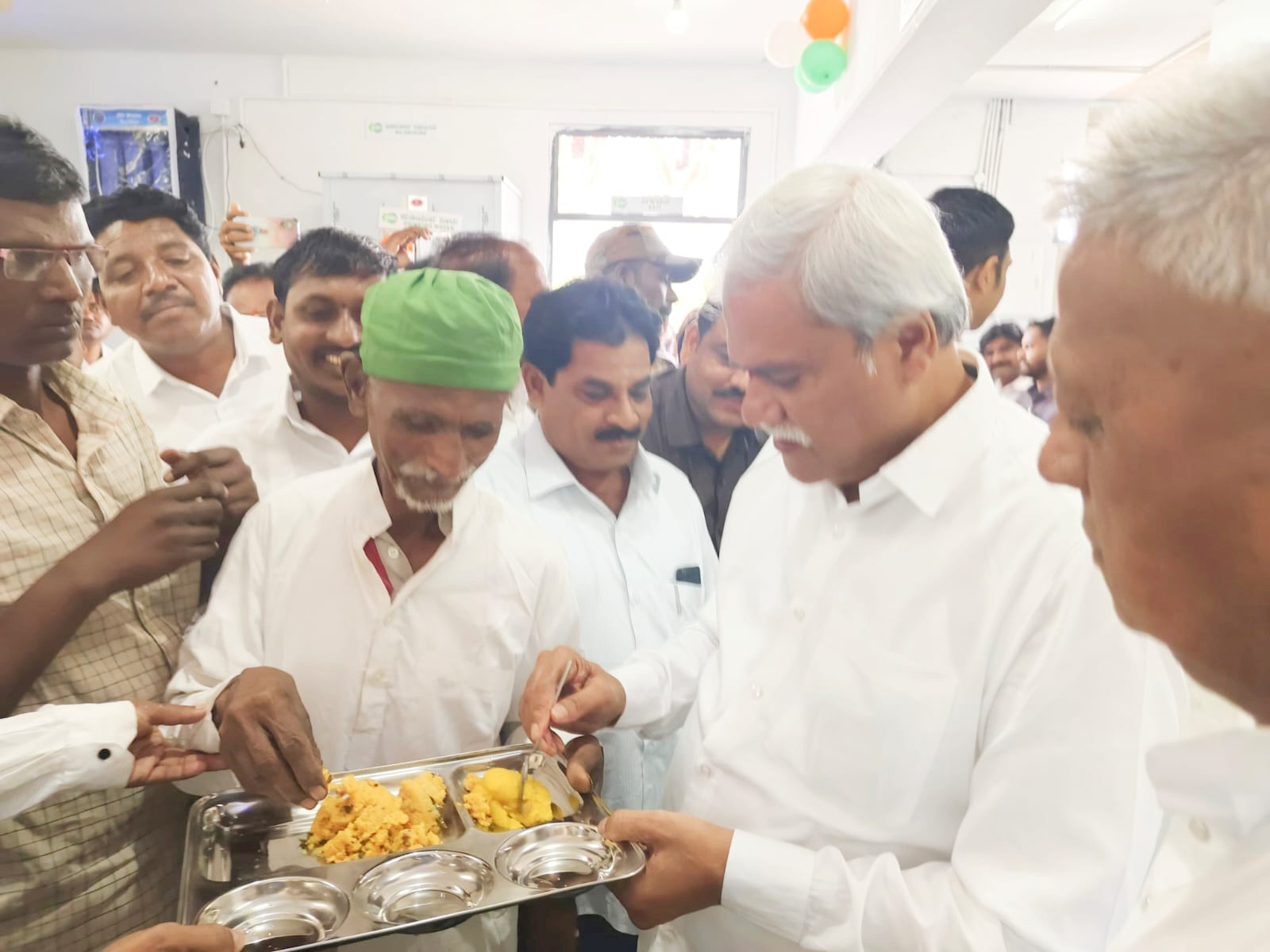 15ಎಸ್ಎಚ್ಪಿ 1(2): ಇಂದಿರಾ ಕ್ಯಾಂಟೀನ್ ಉದ್ಘಾಟಿಸಿದ ಬಳಿಕ ಮುಸ್ಲಿಂ ಸಮುದಾಯ ಸಾಮಾನ್ಯ ವ್ಯಕ್ತಿಯ ಜತೆ ಸಚಿವ ಶರಣಬಸಪ್ಪ ದರ್ಶನಾಪುರ ಉಪಹಾರ ಸೇವಿಸಿ ಚಾಲನೆ ನೀಡಿದರು