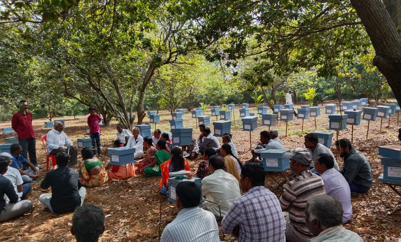 ಚಂದನ–ಮಧುವನದಲ್ಲಿ ರೈತರಿಗೆ ಜೇನು ಕೃಷಿ ತರಬೇತಿ ನೀಡುತ್ತಿರುವುದು 