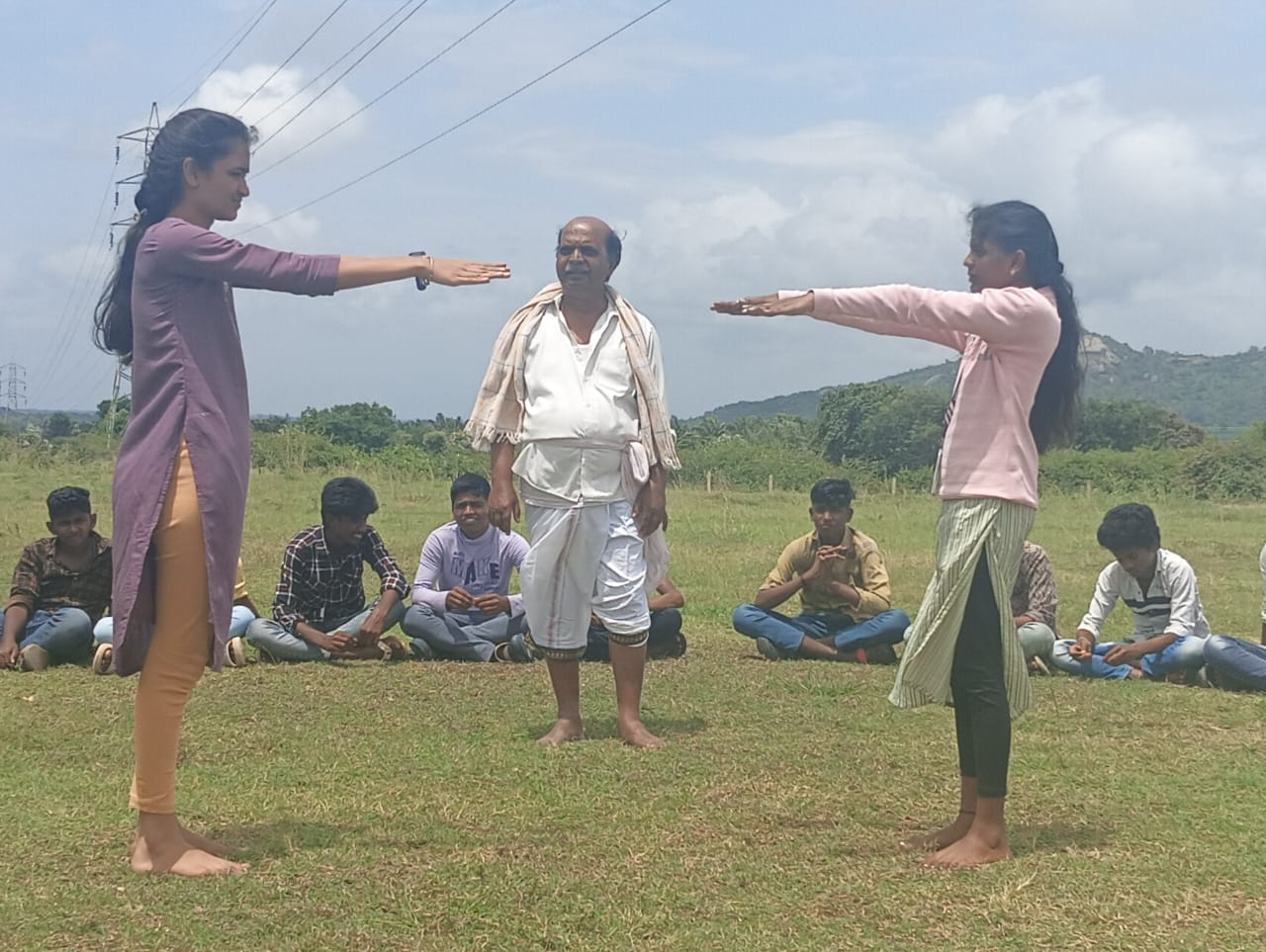 ಶಾಲೆ ಕಾಲೇಜುಗಳಲ್ಲಿ ವಿದ್ಯಾರ್ಥಿಗಳಿಗೆ ನಾಟಕ ತರಬೇತಿ ನೀಡುತ್ತಿರುವ ‌ಭರಮಣ್ಣ
